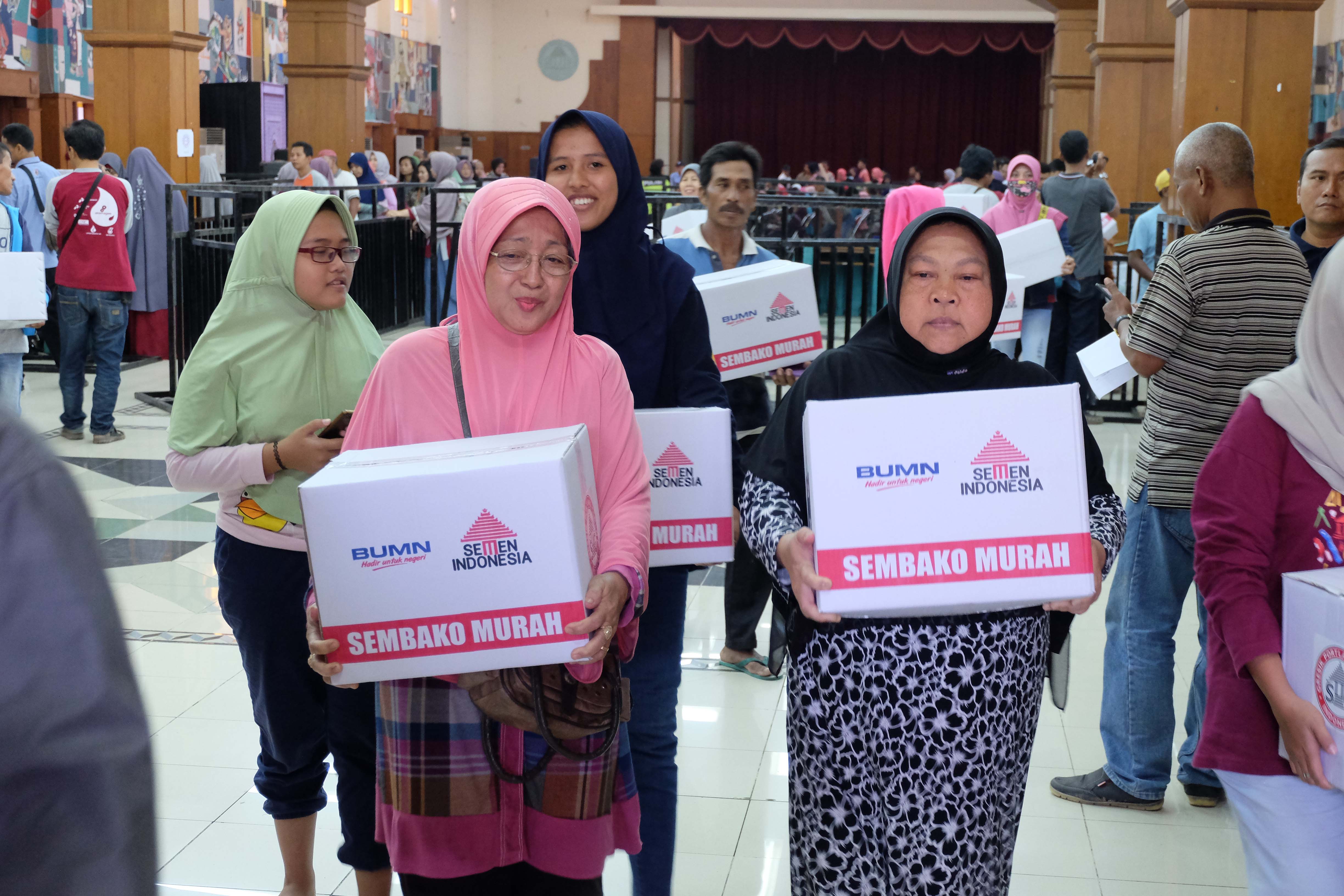 Pasar Murah: Semen Indonesia dan IIKSMI Jual 5.200 Paket Sembako 