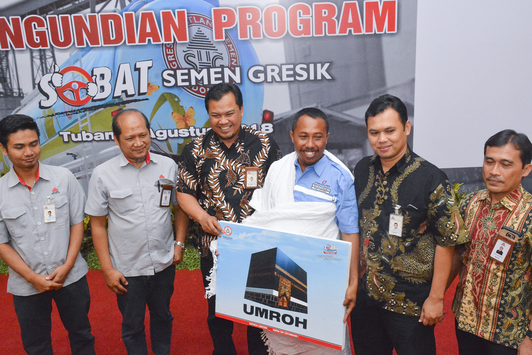 Semen Indonesia Berikan Hadiah Umrah Bagi Ekspeditur Berpestasi