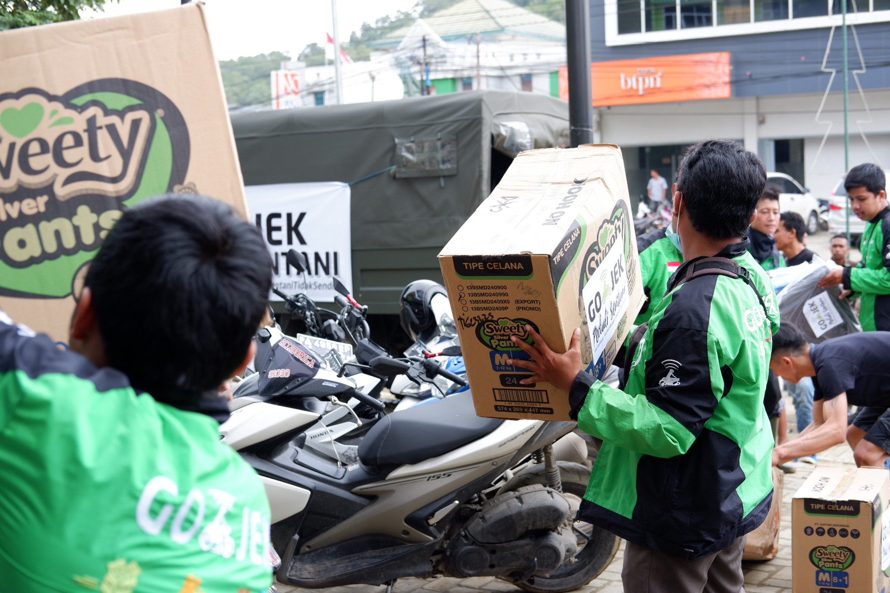 Distribusikan 7 Ton Bantuan Awal, GOJEK PEDULI Bantu Keluarga Korban Banjir Jayapura