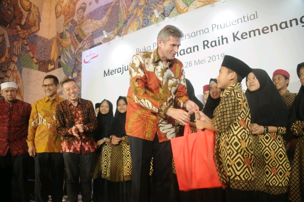 Prudential Bagikan Santunan Anak Yatim