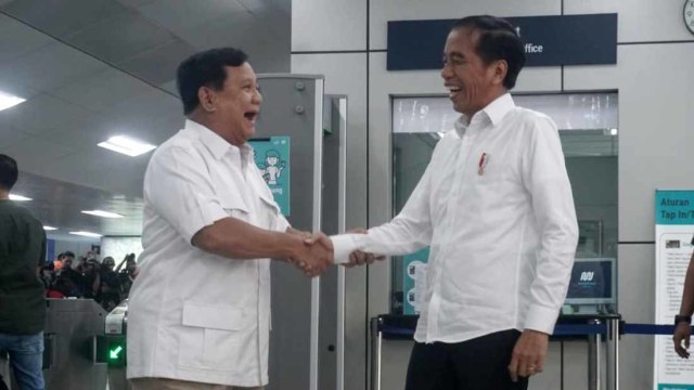 Pertemuan Dua Sahabat dari Stasiun MRT dan Berakhir di Resto Sate Senayan