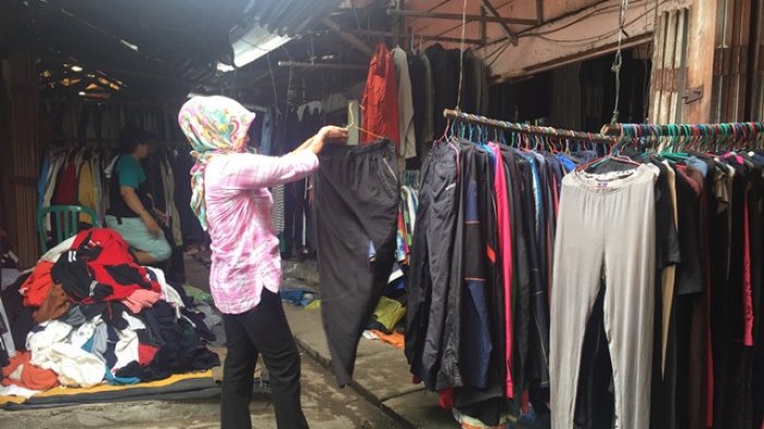 Baju-baju Bekas yang Banjiri Pasar Indonesia Ternyata Diselundupkan dari Pelabuhan Kecil