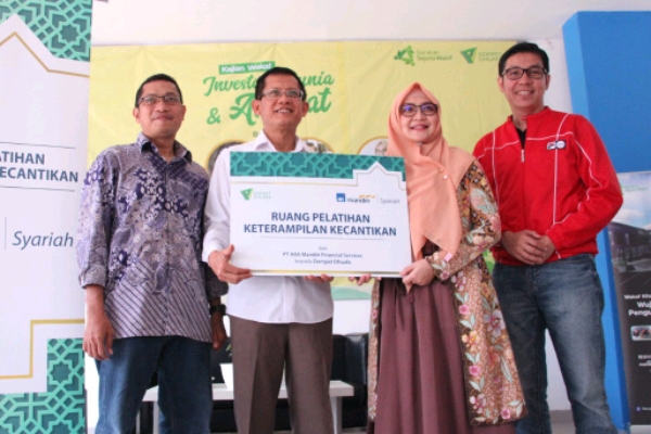 PT AXA Mandiri Financial Salurkan Dana Surplus Kepada Dompet Dhuafa