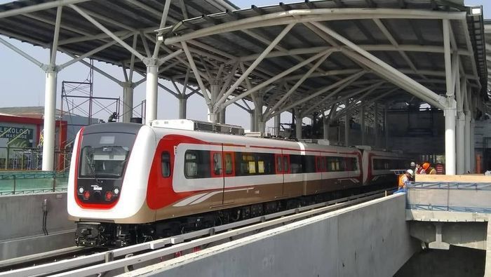LRT Jabedebek Memasuki Fase Penting, Naik Rel di Stasiun Harjamukti Cibubur