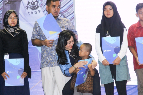 Blue Bird Bagikan Beasiswa untuk Anak Pengemudi