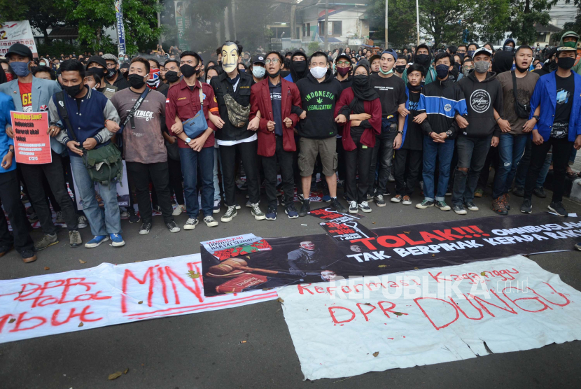Satu Tahun Pemerintahan Jokowi-Ma’ruf Disambut Unjuk Rasa Tolak Omnibus Law UU Cipta Kerja