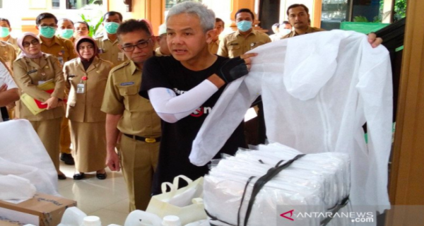 Gubernur Ganjar Pranowo Diganjar Penghargaan OJK