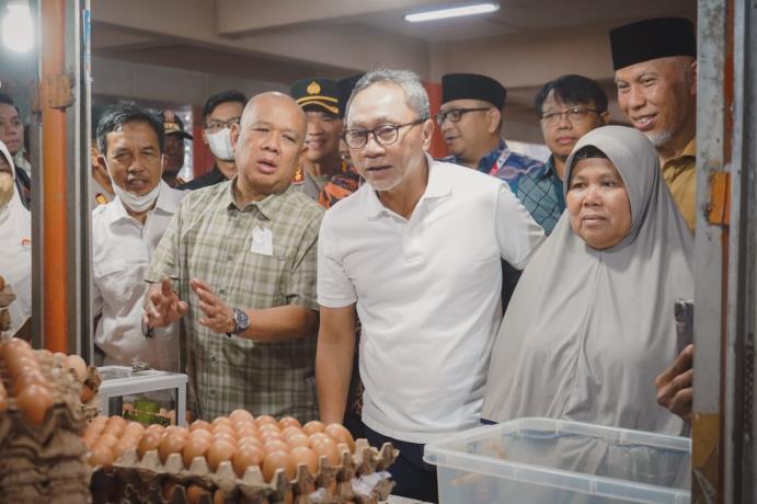 Cek Kebutuhan Pokok di Padang, Mendag: Stok Melimpah, Harga Cenderung Turun