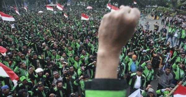 OJOL, demo Pengemudi Ojol, Tuntut Kemenhub Perbaiki Perjanjian Kemitraan dan Aturan Tarif. dok. KataData. Aplikator Melanggar Potongan 15 Persen, Driver Ojol Minta Pemerintah Jatuhkan Sanksi