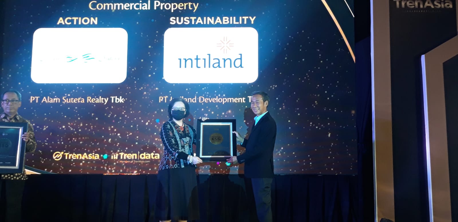Corporate Secretary PT Intiland Development Tbk Theresia Rustandi menerima tropi penghargaan TrenAsia ESG Excellence 2022 dari Michael Tjoajadi Ketua Dewan Juri TrenAsia ESG Excellence 2022 di acara Penganugerahan TrenAsia ESG Excellence 2022, Jakarta, Rabu (19/10/2022). dok. ist.). Sukses jaga Prinsip Keberlanjutan, Intiland Development Raih TrenAsia ESG Excellence 2022