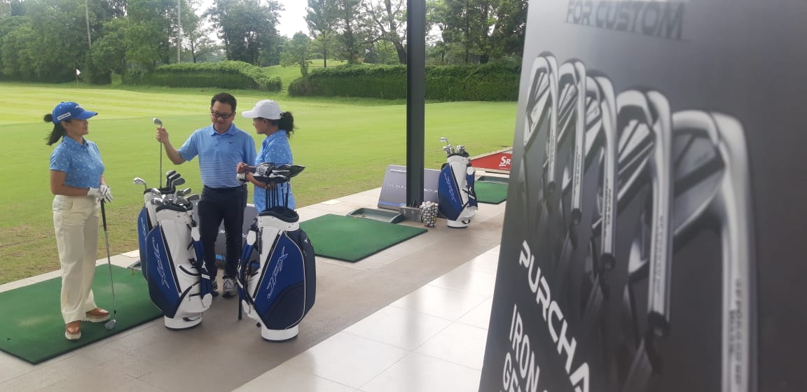 General Manager PT MAP Aktif Tinneke Agustina, Regional Golf and DS Business Manager Mizuno Singapore Pte Lt Jay Vie Ong, dan Atlet Golf Dea Mahendra. dok. ist. Iron Mizuno JPX923, Dirancang Sesuai Kustom untuk Performa Khusus