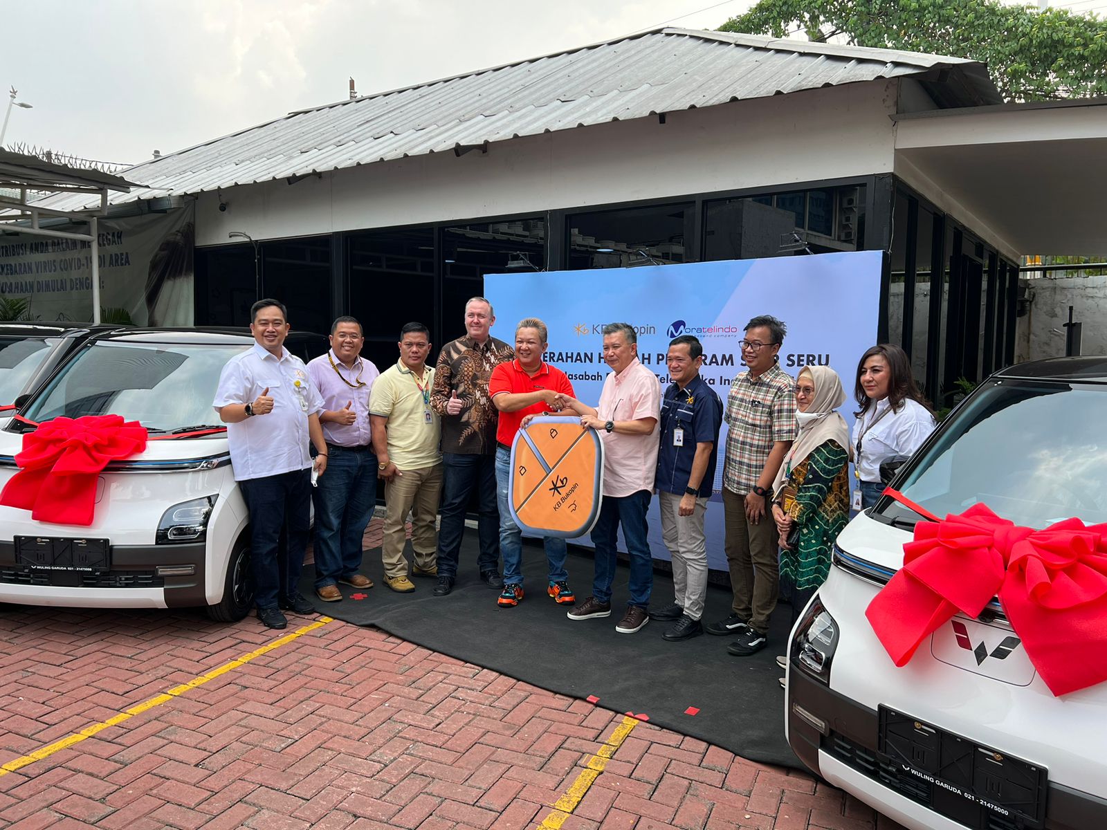 Semarak Program STAR SERU, KB Bukopin (BBKP) Serahkan 4 Unit Mobil Listrik ke Nasabah