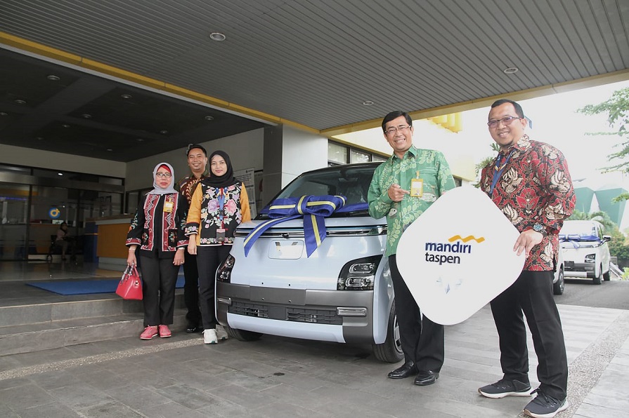 Pertebal DPK, Bank Mandiri Taspen Berikan Mobil Listrik