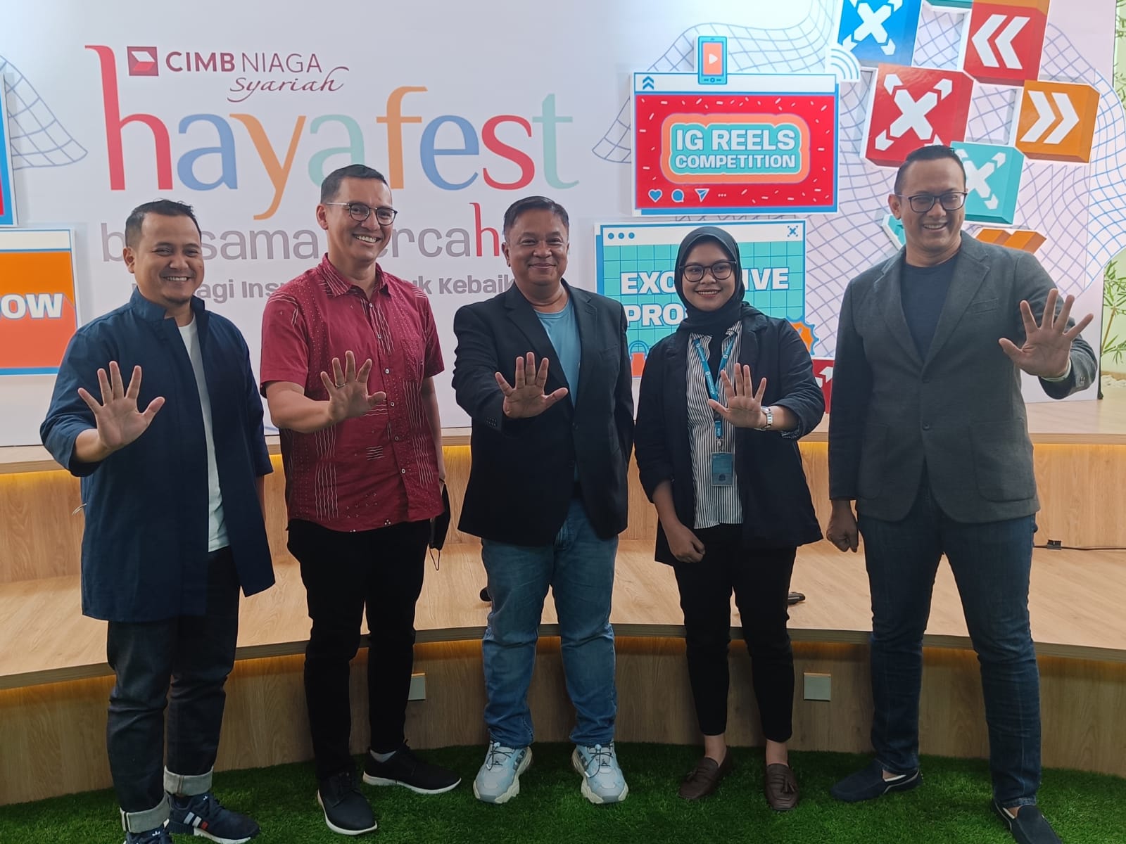 Head of Sharia Consumer CIMB Niaga Bung Aldilla (tengah) bersama Corporate Relations Lead Waste4Change Danidra Azalia (kedua kanan), Head of Marketing, Brand and Customer Experience CIMB Niaga Toni Darusman (kedua kiri), Sharia Consumer Financing Sales Head CIMB Niaga Ferry Finenko (kiri), dan Sharia Funding & Community Head CIMB Niaga Lucky Harfiandi (kanan) pada Media Gathering Haya Fest 2023, di Jakarta, Selasa (24/1/2023). dok. ist. CIMB Niaga Syariah Haya Fest 2023, Bersama Bercahaya