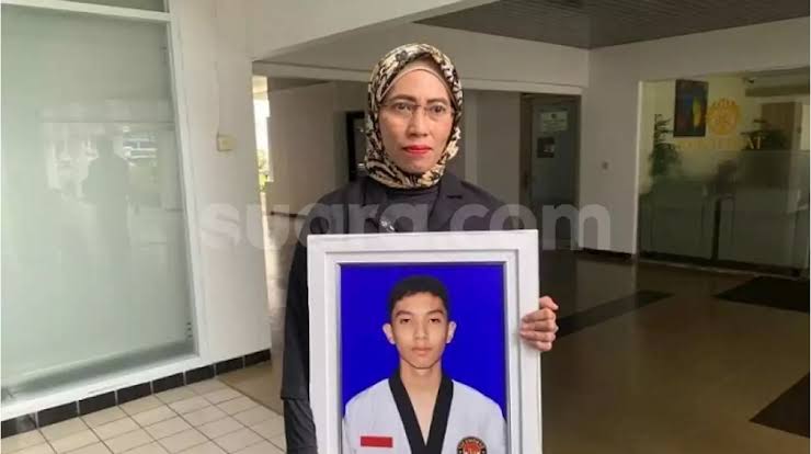 Keluarga membawa foto M Hasya Attalah Syaputra. dok. Suara. IPW Nilai Mahasiswa UI Tewas Kecelakaan jadi Tersangka Adalah Double Victim