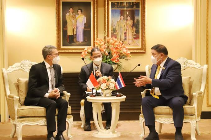 Duta Besar RI untuk Thailand Rachmat Budiman menemui Gubernur Bangkok Chadchart Sittipunt di Bangkok City Hall pada Senin (27/2/2023). Keduanya membahas sejumlah hal, di antaranya penguatan kerja sama kota kembar (sister city) Jakarta-Bangkok. dok. Kedubes Bangkok. Antara. Dubes Rachmat Budiman Temui Gubernur Bangkok, Bahas Penguatan Kerja Sama Kota Kembar