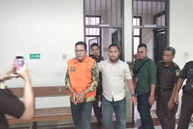 Terpidana kasus korupsi dana BOS di Purworeja Didik Prasetya Adi (rompi oranye) dijebloskan ke tahanan. dok. Suara Merdeka. Dijemput Paksa di Pesta Pernikahan, Buron Terpidana Korupsi Dana BOS itu Kaget Bukan Main