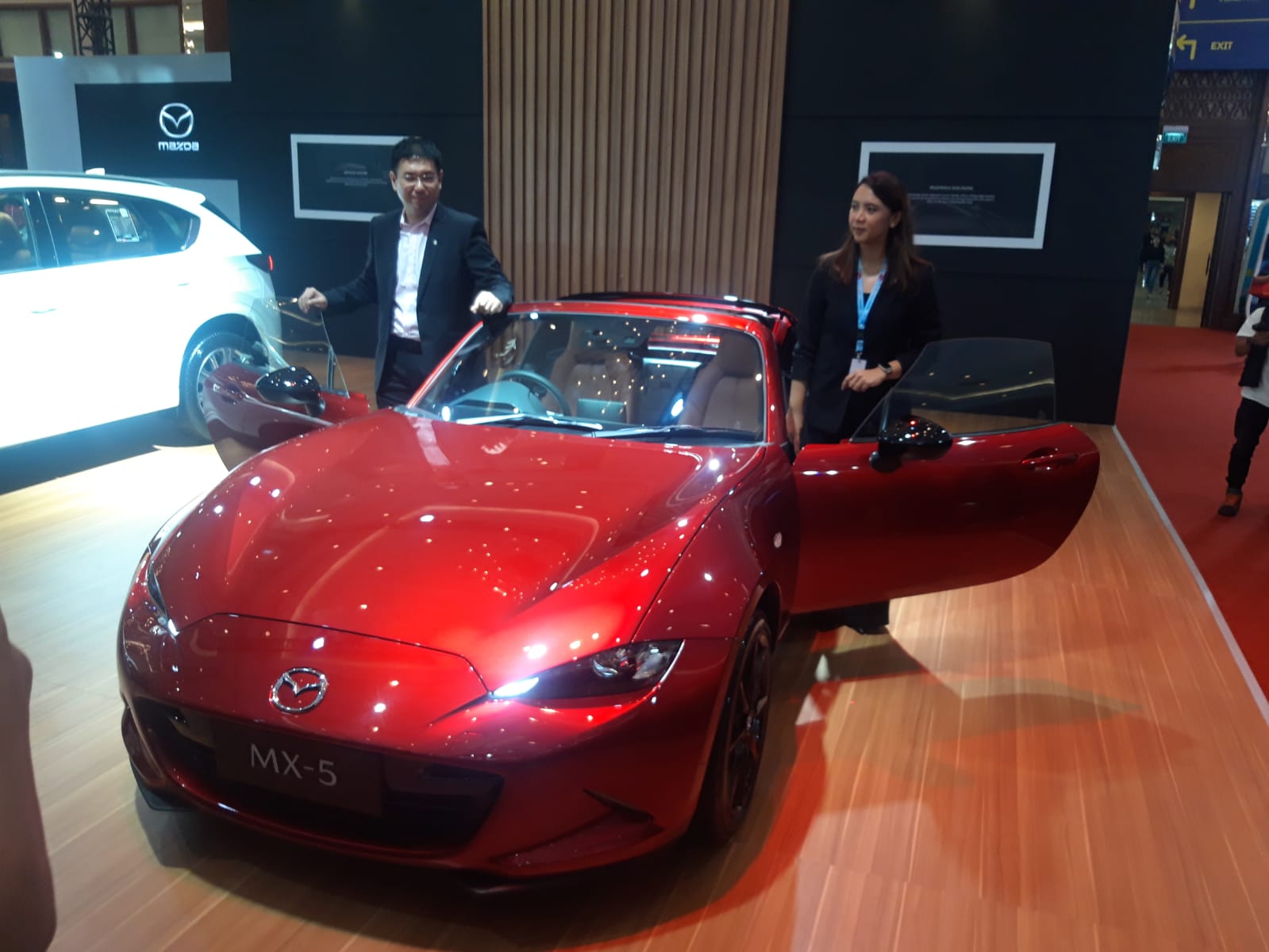 Ricky Thio (kiri), Managing Director PT Eurokars Motor Indonesia dan Pramita Sari, Marketing and Communications General Manager PT Eurokars Motor Indonesia memperkenalkan sportscar Mazda MX 5 di ajang pameran Jakarta Auto Week (JAW) di Jakarta Convention Center (JCC), Jumat (10/3/2023). dok. ist. Mazda Indonesia Hadirkan Produk Unggulan Bersama Jeffry Tan di GAIKINDO Jakarta Auto Week