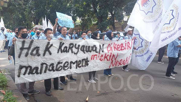 Perjuangkan Hak, Seratusan Karyawan Transmart Berdemonstrasi