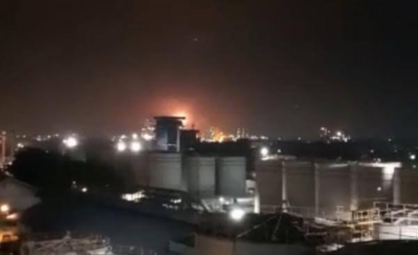 Kilang Minyak Pertamina Dumai Terbakar. dok. iNews. Kilang Minyak Pertamina Dumai Terbakar, KPI Minta Maaf dan Lakukan Investigasi