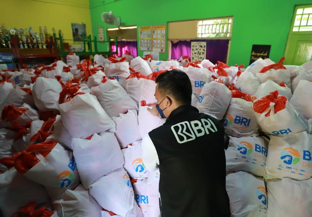 Ramadan, BRI Group Gelar Berbagi Sembako Hingga Mudik Gratis
