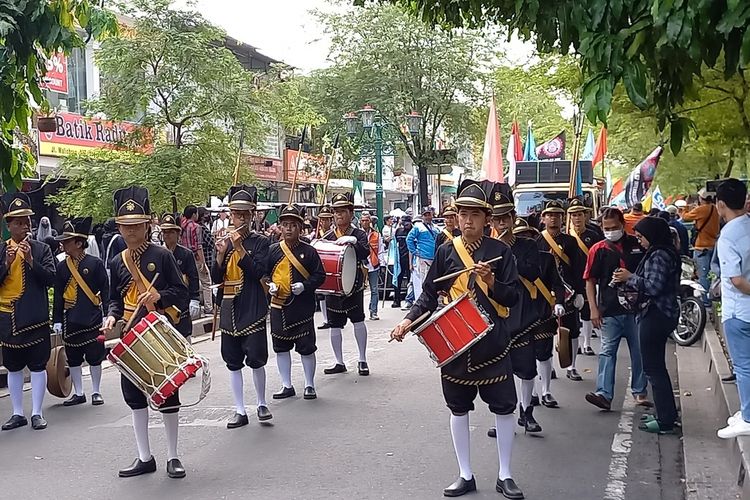 Peringatan Hari Buruh Internasional 2023, di Kota Yogyakarta, Senin (1/5/2023) melibatkan pasukan berpakaian ala bregada. dok. Kompas. May Day 2023 di Yogyakarta, Unjuk Rasa Buruh Bawa Pesan Khusus Untuk Gubernur DIY