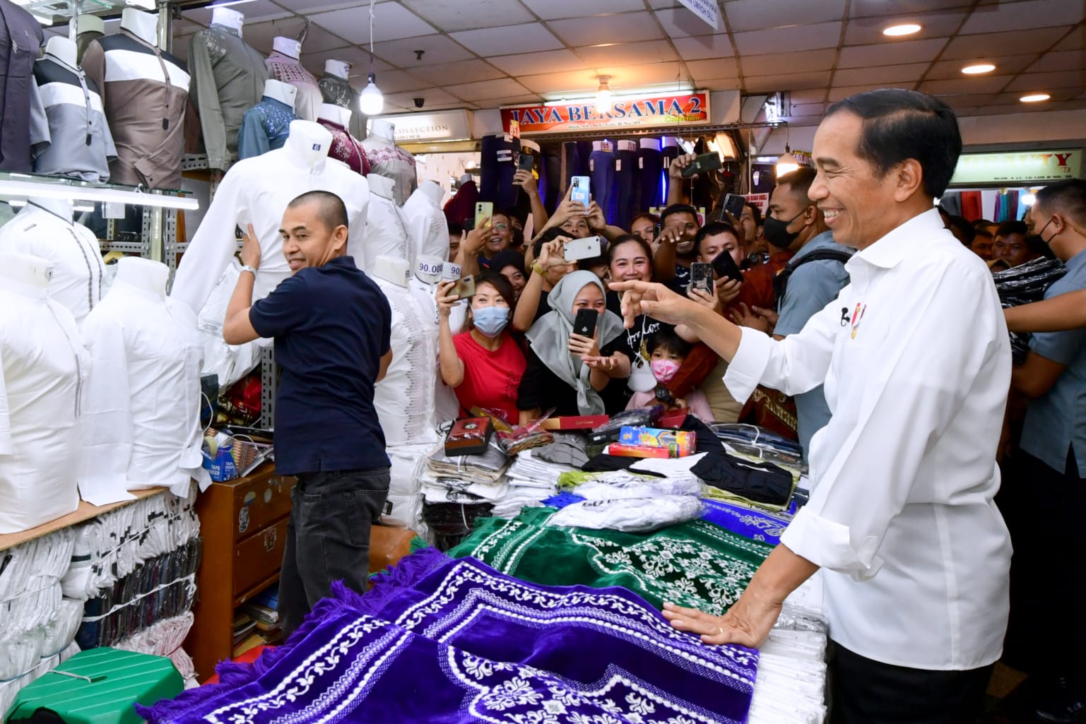 Kunjungi Pasar Tanah Abang, Presiden Girang Omset Pedagang Melenggang Sambut Lebaran