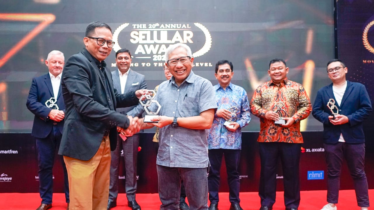 Director & Chief Business Officer Telkomsel Muhammad Buldansyah saat menerima Award Operator of the Year di ajang Selular Award 2023 yang diadakan di Jakarta, Senin (26/6/2023). dok. ist. Selular Award 2023, CBO Telkomsel Muhammad Buldansyah Terima Award Operator Of The Year