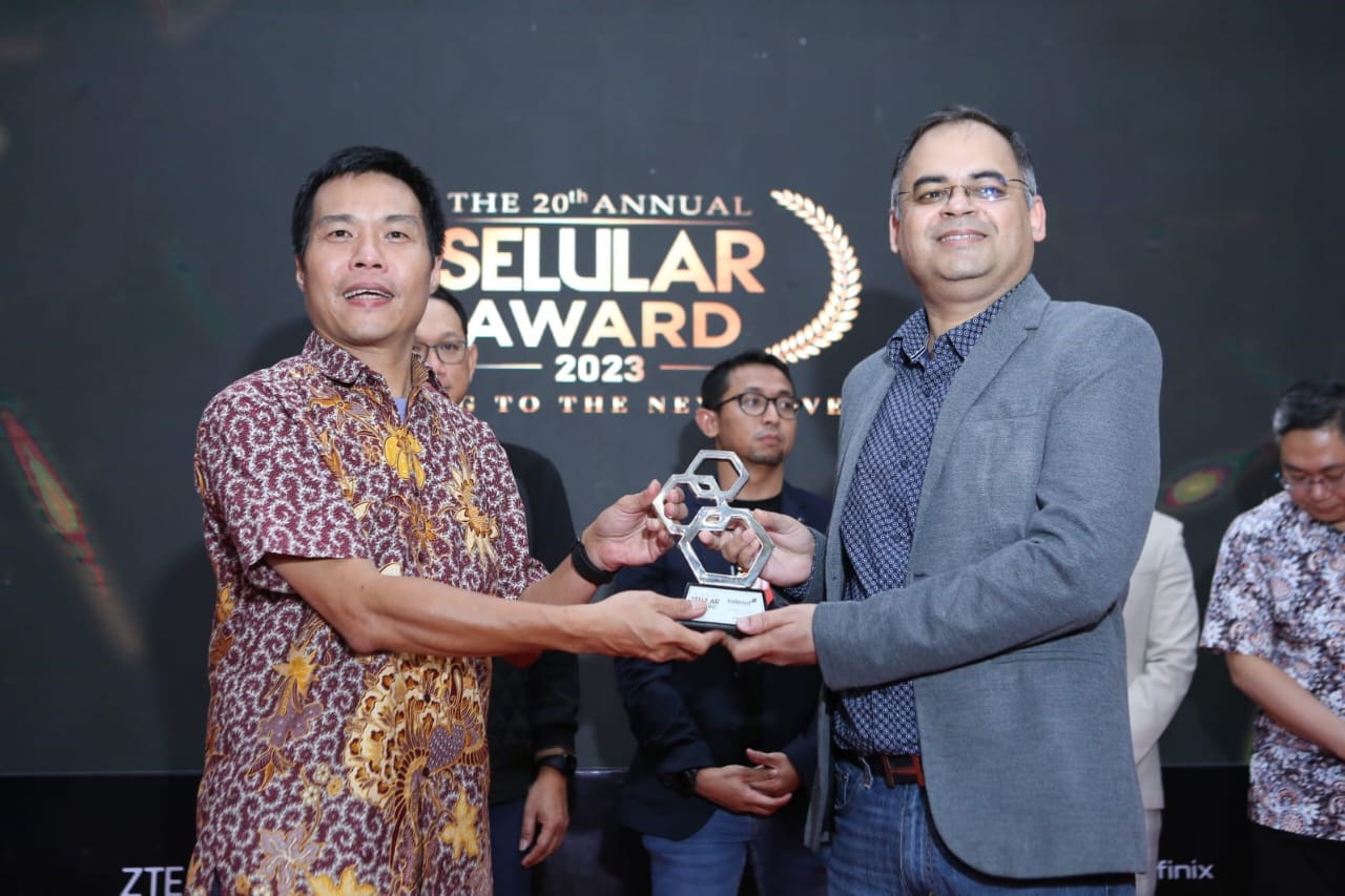 Head of Indosat FTTH Chaitanya Priya saat menerima Award Best Fiber To The Home Performace di ajang Selular Award 2023 yang diadakan di Jakarta, Senin (26/6/2023). dok. Indosat. ist. Pascamerger, Indosat Terus Catat Meningkatnya Kinerja Operasional dan Keuangan