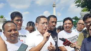 Ketua Umum Partai Kebangkitan Nusantara Anas Urbaningrum (tengah) di kawasan Monas Jakarta Pusat. dok. Suara. Anas Urbaningrum Kembali! Siap Gantungkan Harapannya di Monas