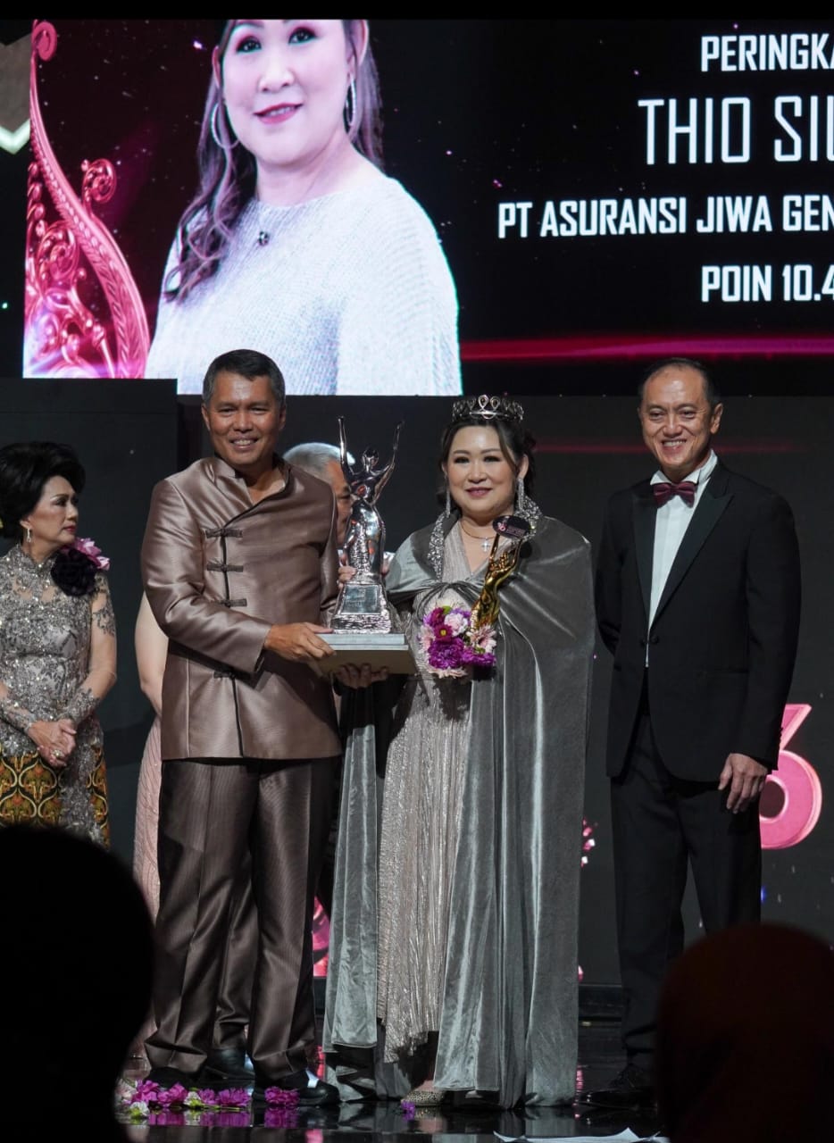 Agen Generali Indonesia, Thio Siu Lie memenangkan Top Agent of The Year 2022. Penghargaan disampaikan oleh Budi Tampubolon (Ketua Dewan Pengurus Asosiasi Asuransi Jiwa Indonesia), didampingi Edy Tuhirman (CEO Generali Indonesia), dalam acara Top Agent Award Asosiasi Asuransi Jiwa Indonesia ke-36. dok. ist. Agen Generali Indonesia Thio Siu Lie Memenangkan Top Agent of The Year 2022