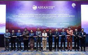 Sekjen Kementerian Kominfo Mira Tayyiba (tengah, berbaju krem) membuka The 29th ASEAN Telecommunications’ Regulators’ Council (ATRC) and Related Meeting with China and Japan, 2nd ASEAN Digital Senior Officials Meeting (ADGSOM) – ATRC Leaders Retreat and Related Meetings, di Padma Hotel, Legian, Badung, Bali, Rabu (23/8/2023). dok. Kominfo/Pey. Masih Terjadi Kesenjangan Digital, Indonesia Ajak ASEAN Tingkatkan Kolaborasi