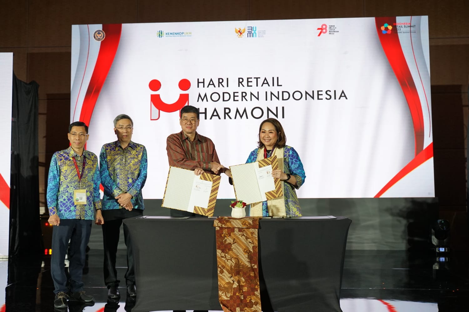 Direktur PT Terang Dunia Internusa, Henry Mulyadi dan Wakil Direktur Utama PT Pan Brothers Tbk, Anne Patricia Sutanto tanda tangani nota kesepahaman terkait pembelian 10.000 unit motor listrik. dok. ist. TDI dan Pan Brothers (PBRX) Teken Pembelian 10 Ribu Motor Listrik