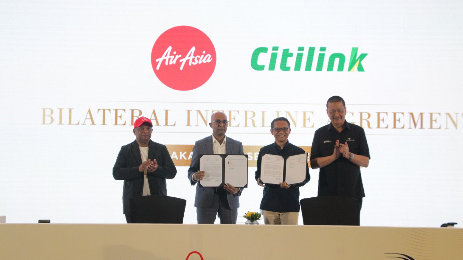 Berbasis Value Layanan Komersial dan Logistik, Ini Detail Kerjasama Air Asia dan Garuda