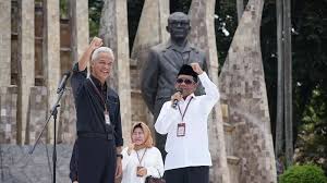 Pilpres 2024: Mahfud Ungkap Baju Putih Pesan Tuhan yang Dikenakannya, Ganjar Tertawa Lepas