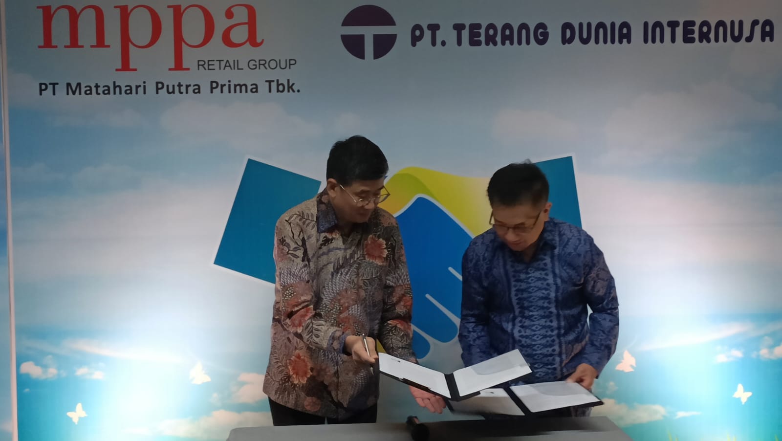Henry Mulyadi (kiri) selaku Direktur PT. Terang Dunia Internusa (TDI) dan Jerry Goei selaku Deputy CEO MPPA. dok. ist. Heboh! Belanja di Hypermart di Seluruh Indonesia Bisa Dapat Hadiah Motor Listrik