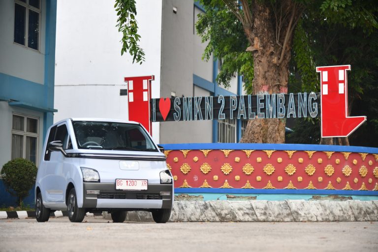 Presiden Berikan Mobil Listrik Untuk Siswa SMK Belajar Praktik