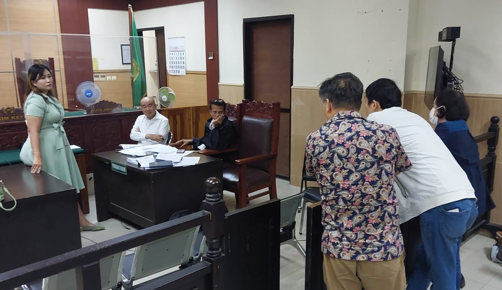 Lee Soo Hyun (2 kiri), warga negara Korea Selatan, terdakwa kasus penggelapan uang perusahaan PT. Electronic Technology Indoplas, berbincang-bincang dengan keluarganya di sela-sela sidang di Pengadilan Negeri Tangerang, Banten, Rabu, 22 November 2023. dok. ist. Sidang Kasus Penggelapan Uang PT Electronic Technology Indoplas, Hadirkan Saksi Ahli