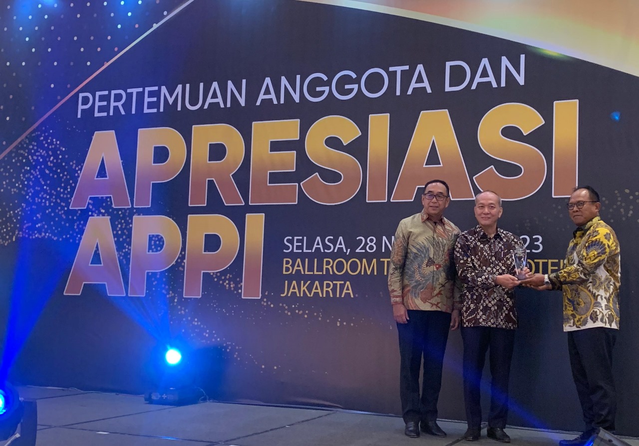 Deputi Komisioner Pengawas Lembaga Pembiayaan dan Lembaga Jasa Keuangan Lainnya Otoritas Jasa Keuangan (OJK), Bambang W. Budiawan didampingi Ketua Umum APPI, Suwandi Wiratno menyerahkan penghargaan Lifetime Achievement in Multifinance Industry kepada Direktur ASTRA sekaligus Director-In-Charge Astra Financial, Suparno Djasmin. dok. ist. Pengakuan Atas Pengabdian Suparno Djasmin, Lifetime Achievement dari APPI