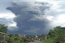 Waspadalah! Gunung Marapi Sumbar Erupsi, Semburan Abu Vulkanik Capai 3.000 Meter