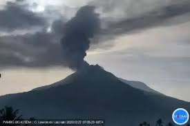 Gunung Lewotobi Laki-Laki Erupsi 12 Kali, Warga Diminta Waspadai Guguran Awan Panas