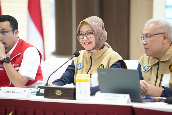 Kepala Badan Pelaksana Hilir Minyak dan Gas Bumi (BPH Migas) Erika Retnowati menginformasikan ketahanan stok BBM (gasoline, kerosine, avtur) selama periode Posko Hari Ramadhan dan Idul Fitri 2024 dalam kondisi aman dengan ketahanan stok diatas 20 hari.(Foto : Kementerian ESDM) BPH Migas: Ketahanan Stok BBM di Atas 20 Hari