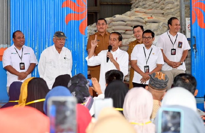 Presiden menegaskan pemerintah akan terus melanjutkan bantuan pangan tersebut. Namun, kebijakan tersebut masih akan tergantung pada ketersediaan APBN Jokowi: Jika APBN Cukup, Bantuan Pangan Beras Lanjut Sampai Desember