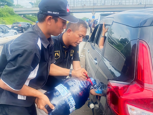 JMRB Distribusikan Bensin Kemasan Bagi Kendaraan yang Mogok di Tol