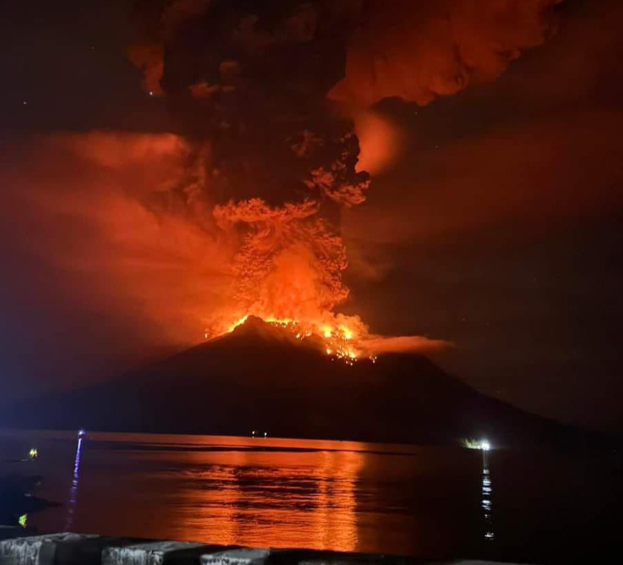 Waspada! Gunung Api Ruang Naik Level Awas, 828 Warga Diungsikan