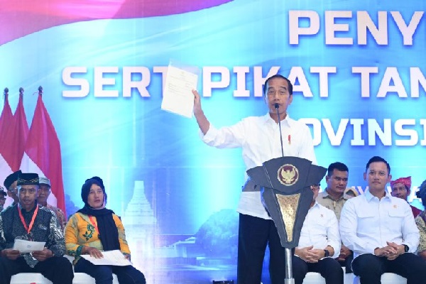 Presiden Bagikan Ribuan Sertifikat Elektronik Hasil Redistribusi Tanah