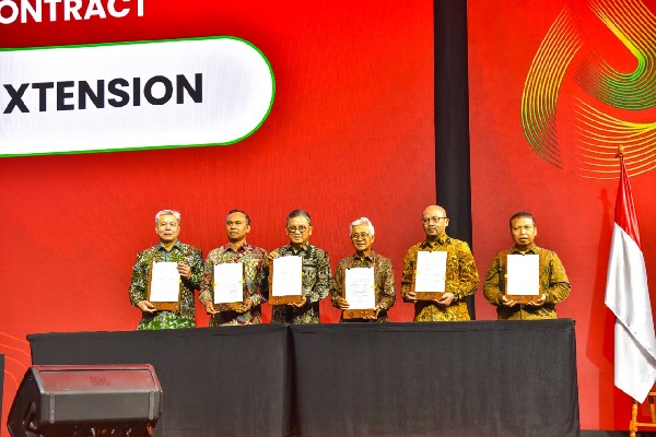 Menteri ESDM Arifin Tasrif menandatangani Kontrak Bagi Hasil Wilayah Kerja (WK) Ketapang yang merupakan Wilayah Kerja perpanjangan (WK Produksi) dan menyaksikan penandatanganan Kontrak Kerja Sama WK Bobara yang merupakan hasil lelang Wilayah Kerja tahap III tahun 2023. Kontrak WK Ketapang dan Bobara Diteken, Total Komitmen USD96,92 Juta