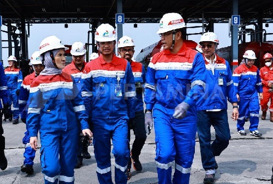Memastikan kelancaran pasokan energi selama libur Iduladha 2024, Dewan Komisaris (Dekom) dan Direktur Utama (Dirut) PT Pertamina (Persero) turun langsung melakukan kunjungan ke berbagai sarana dan fasilitas (sarfas) di wilayah Jakarta dan sekitarnya. Komisaris dan Direksi Pertamina Pastikan Keamanan Pasokan Energi