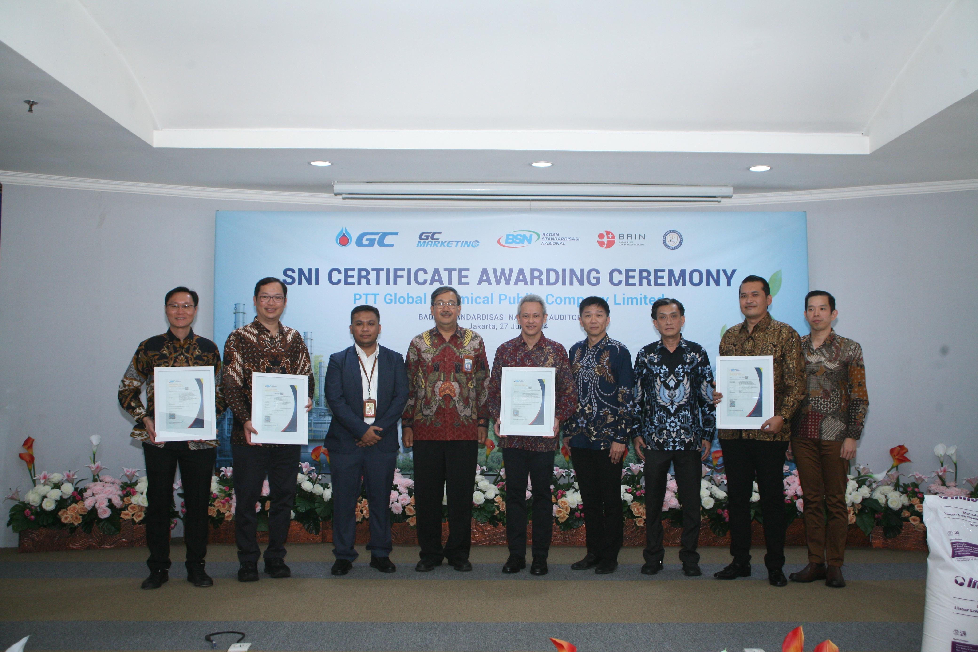 PTT Global Chemical (GC) mengumumkan pencapaian sertifikasi SNI (Standar Nasional Indonesia) yang bergengsi untuk resin InnoPlus Polyethylene-nya. dok. ist. Resin Polietilena InnoPlus PTT Global Chemical Raih Sertifikasi SNI