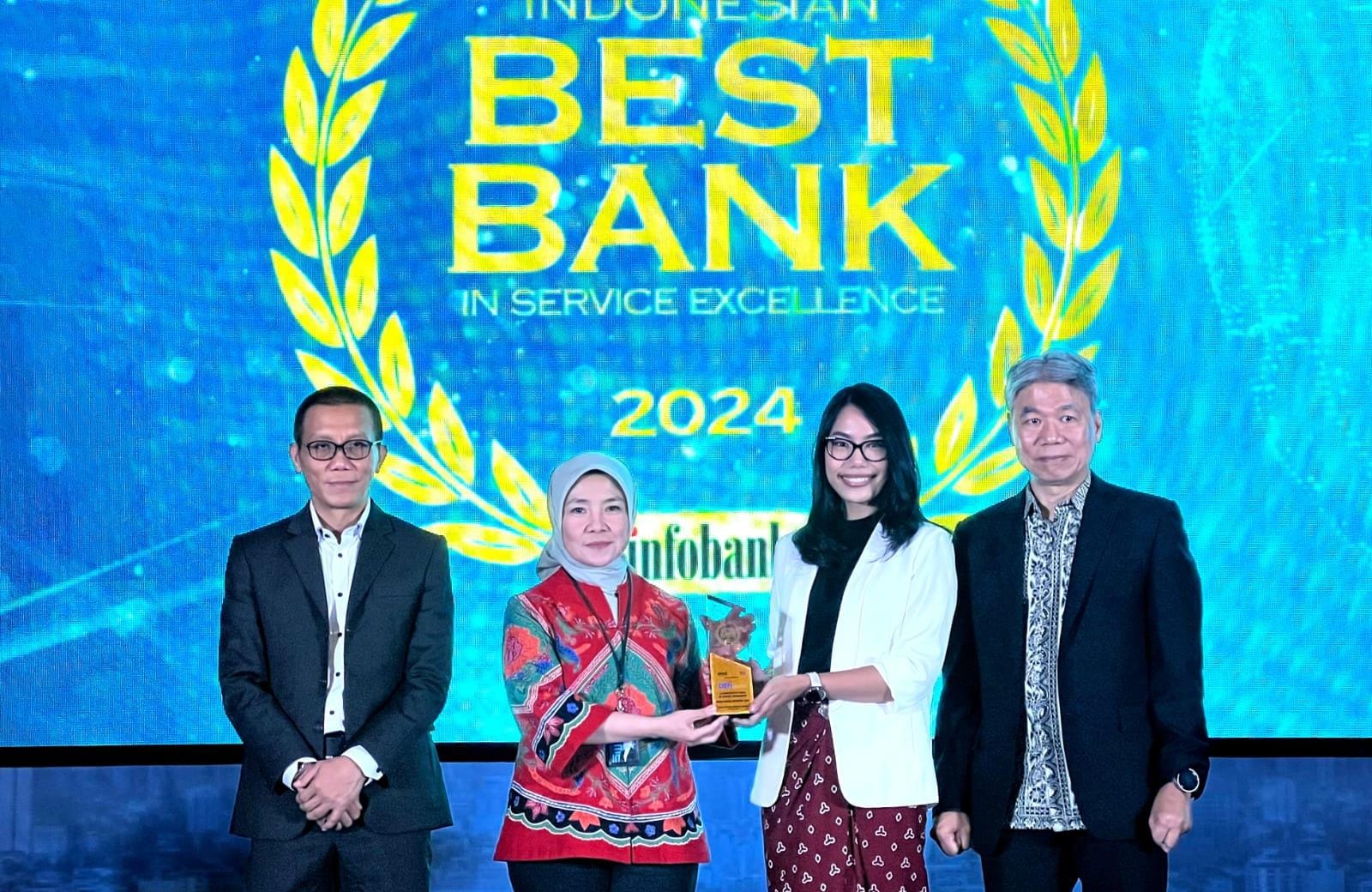 Sharia Funding and Treasury Deputy PT Bank Tabungan Negara (Persero) Tbk. Asvianti Handaru W. mintol tersenyum sambil menerima penghargaan dalam acara Banking Service Excellence 2024 di Hotel Kempinski, Jakarta, Selasa (2/7). (Foto: Endang Muchtar) Lagi! BTN Syariah Borong Tiga Penghargaan